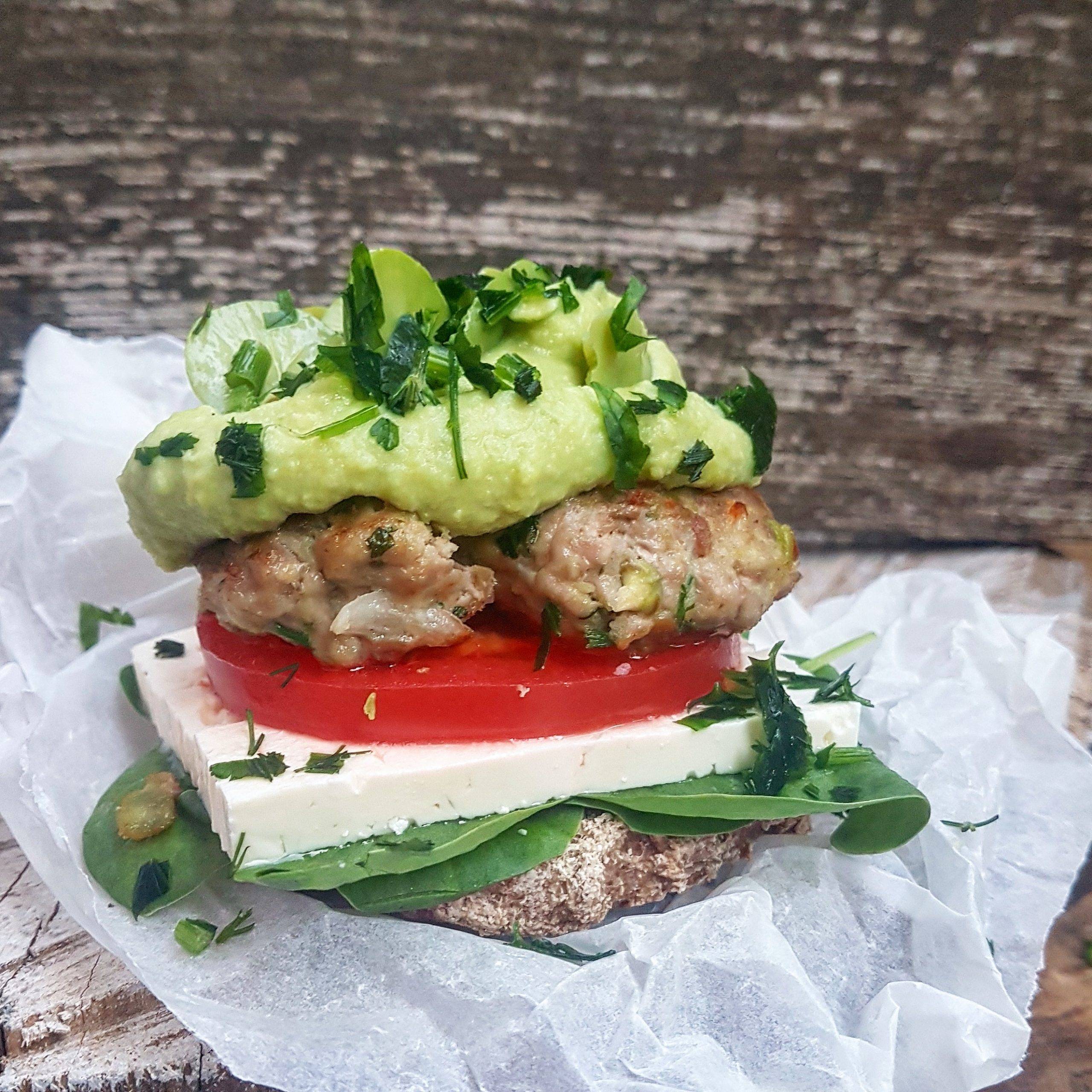 Burgery z czubrycą i bobem i pastą z bobu.