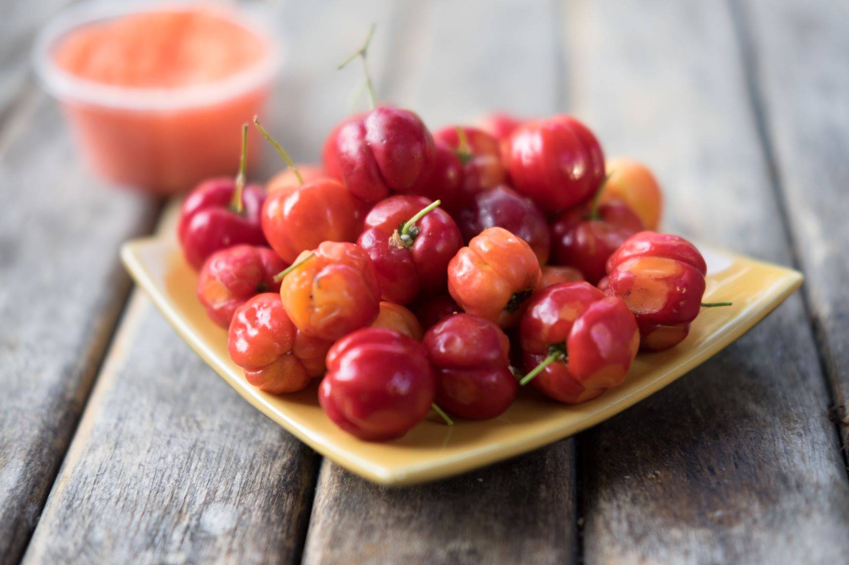 Acerola ma największą zawartość witaminy C. Na co pomaga?