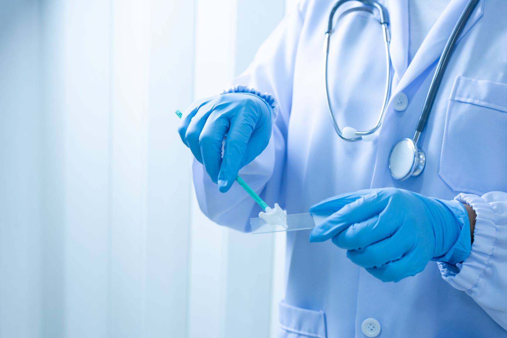 Badanie cytologiczne - najnowsze informacje. Jak interpretować wyniki cytologii? Ginekolog zabezpiecza wymaz do badania cytologicznego.