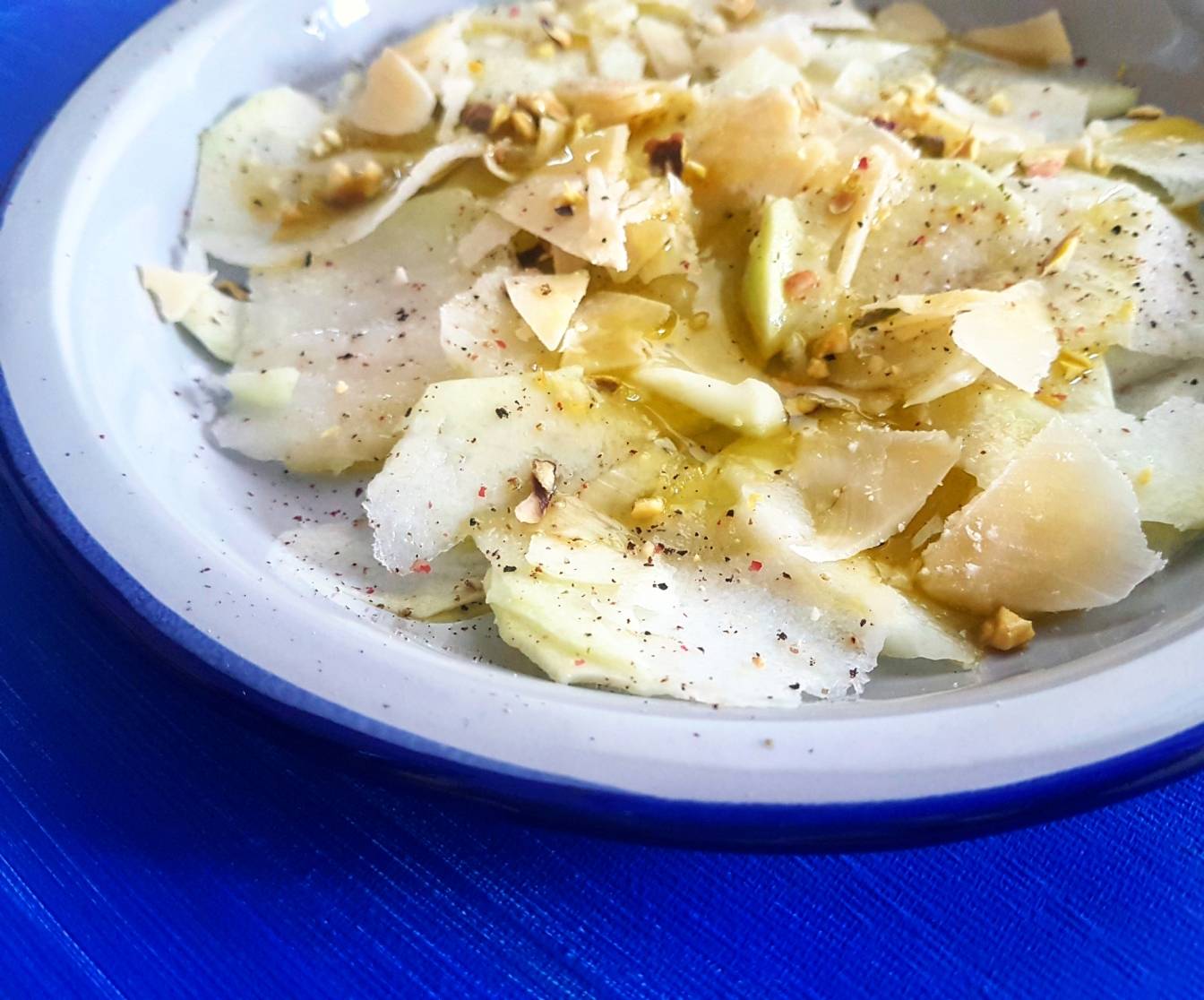 Carpaccio z kalarepki z parmezanem, pistacjami i oliwą niedźwiedzią wg przepisu Agnieszki Żelazko.
