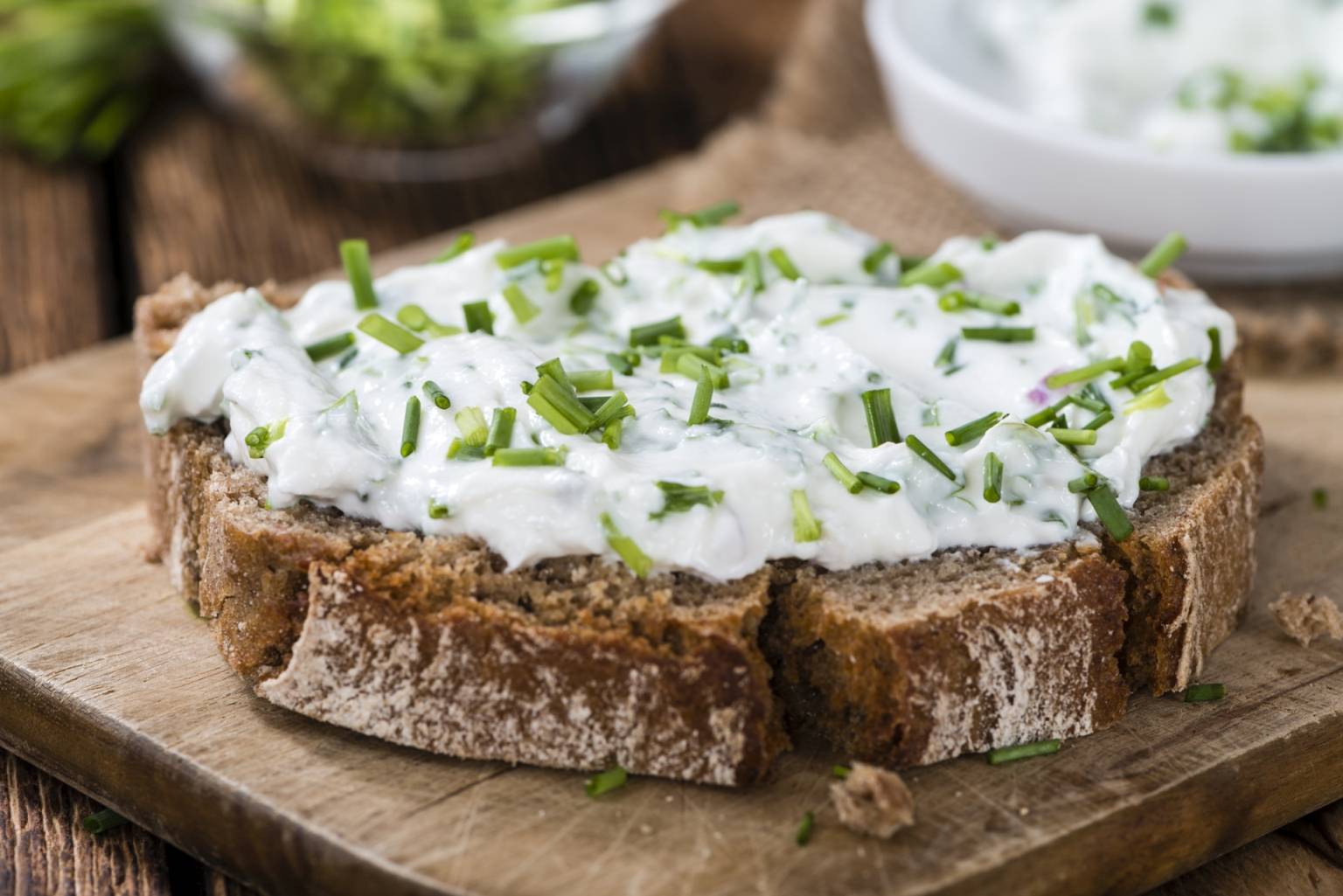 Kromka chleba z twarożkiem ze szczypiorkiem - czym jest gluten?