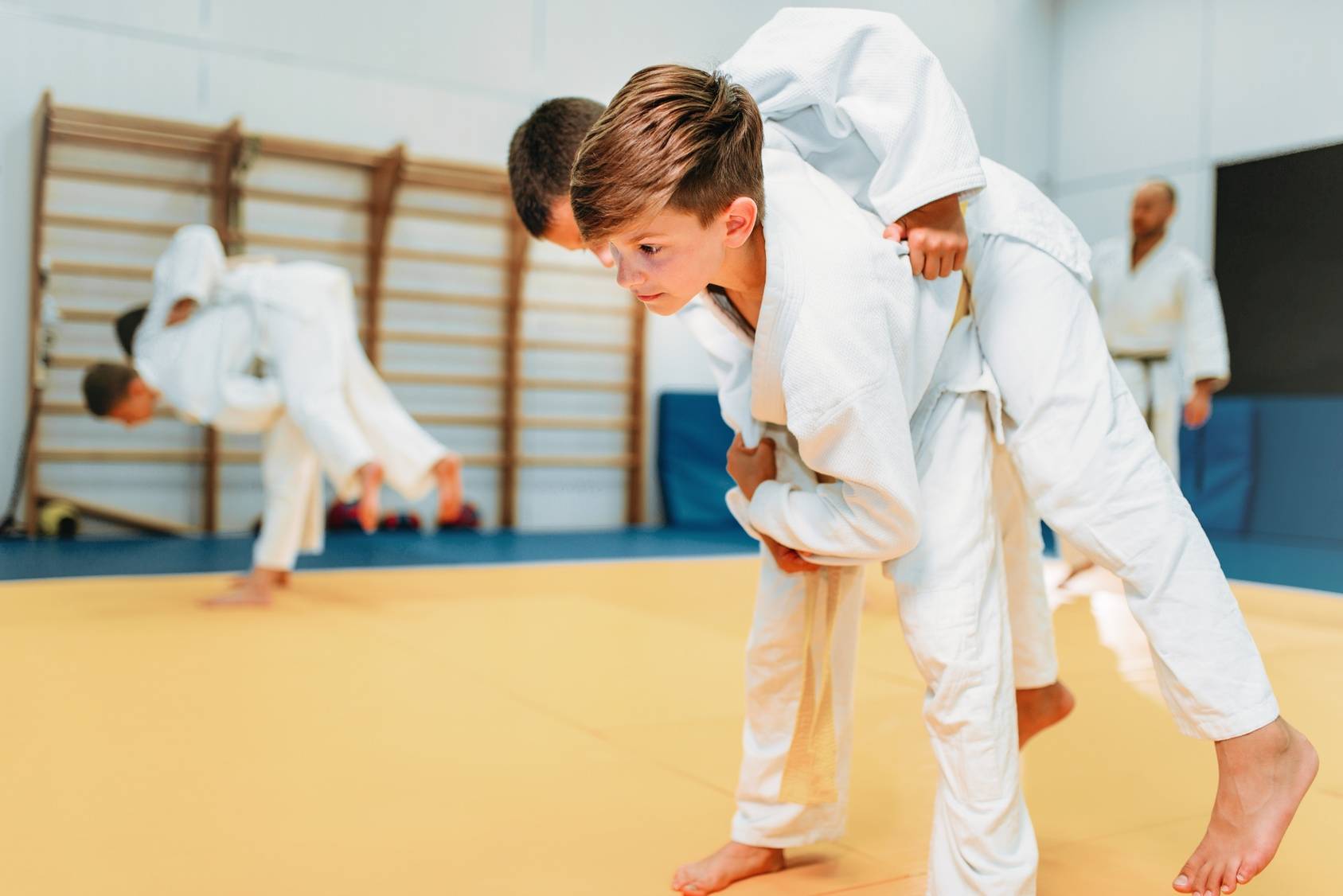 Chłopcy trenują karate - jak stworzyć dietę dla aktywnego, trenującego dziecka?