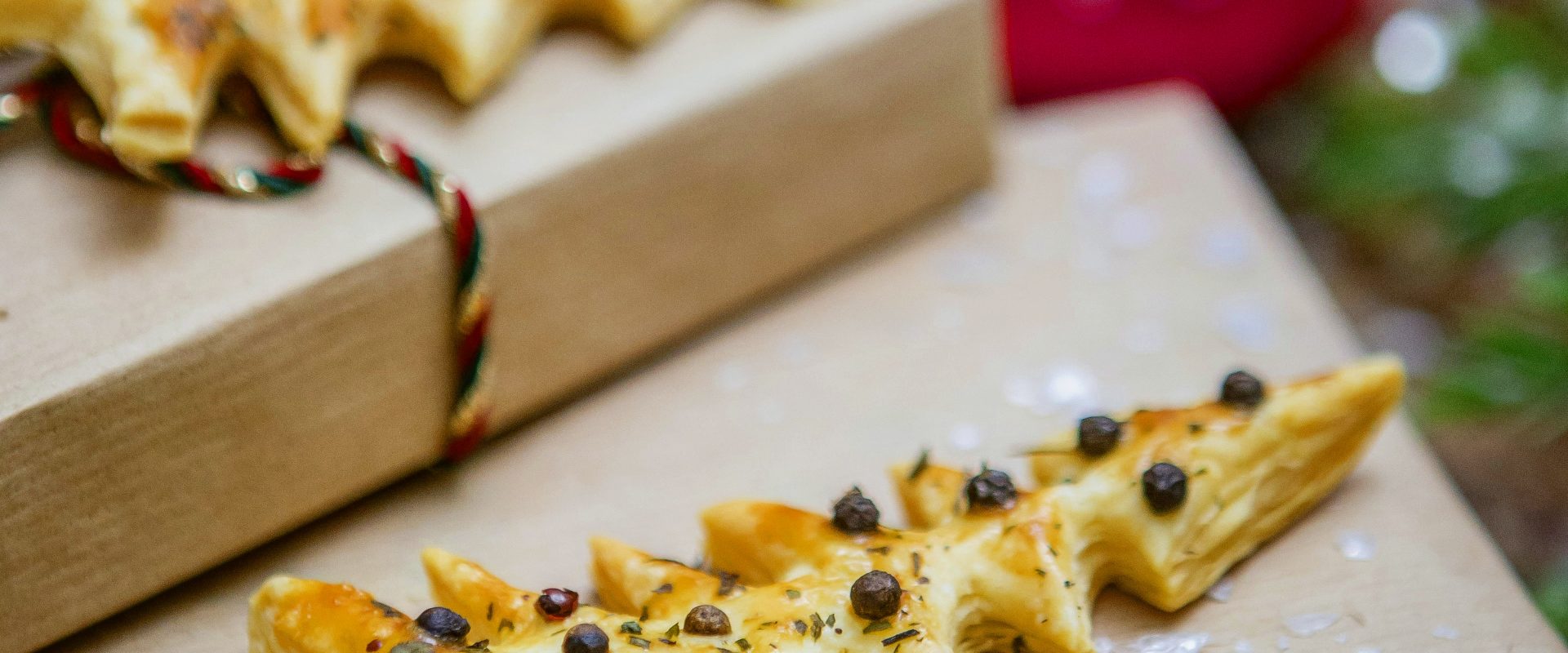 Nietypowe przepisy na Boże Narodzenie Agnieszki Żelazko. Choinki z ciasta francuskiego z parmezanem i kminkiem.