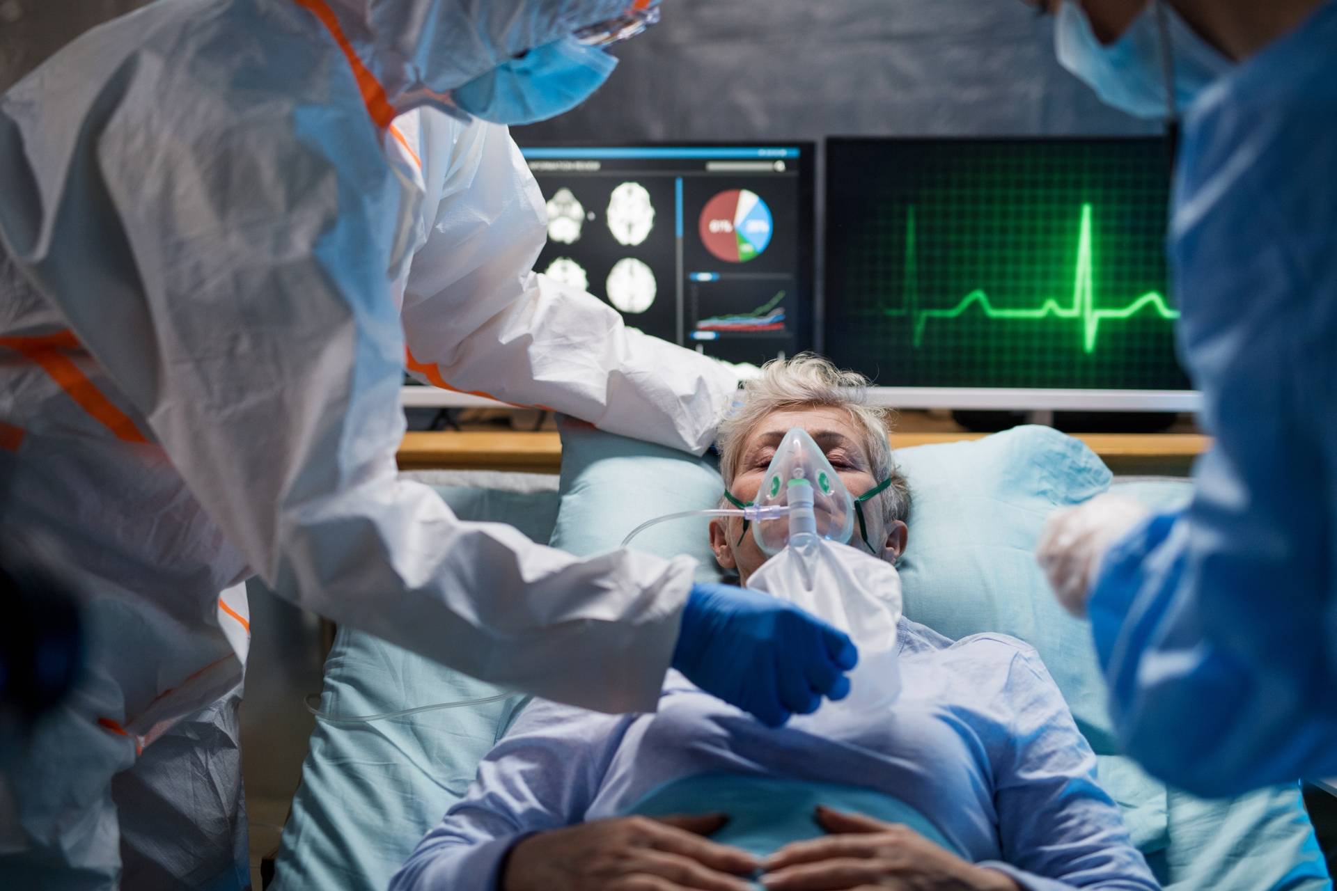 Koronawirus jest groźny dla seniorów. Jak nie zarazić się COVID-19?