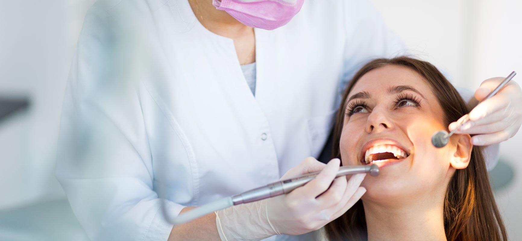 Dentysta w ciąży - wszystko co musisz wiedzieć o higienie jamy ustnej podczas ciąży. Kobieta podczas wizyty u stomatologa.