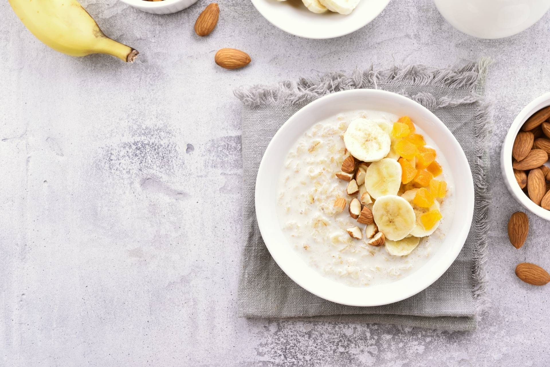 Dieta na stres - przepis na owsiankę z bananem i orzechami.