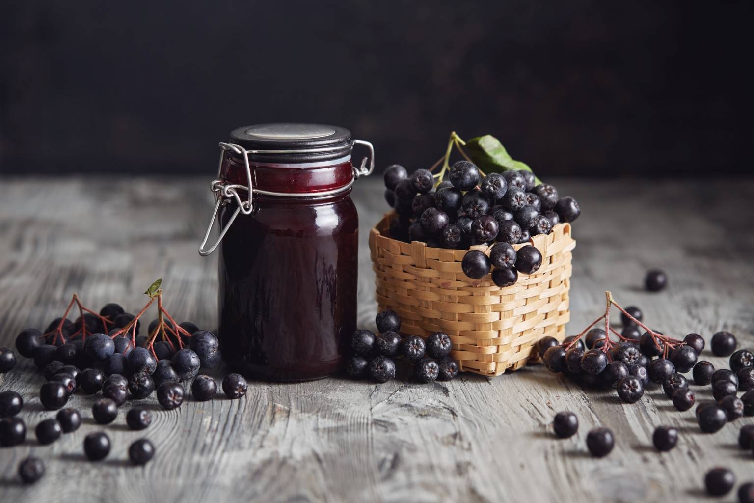 Dżem z aronii - przepis. Sprawdź przepisy na przetwory z aronii. Jakie właściwości lecznicze ma aronia?
