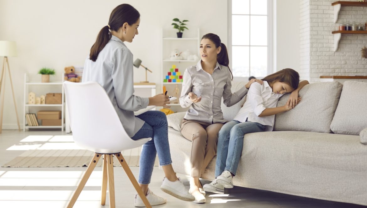 Jak wspierać dziecko z depresją? Mama z córką na psychoterapii u psychologa dziecięcego.