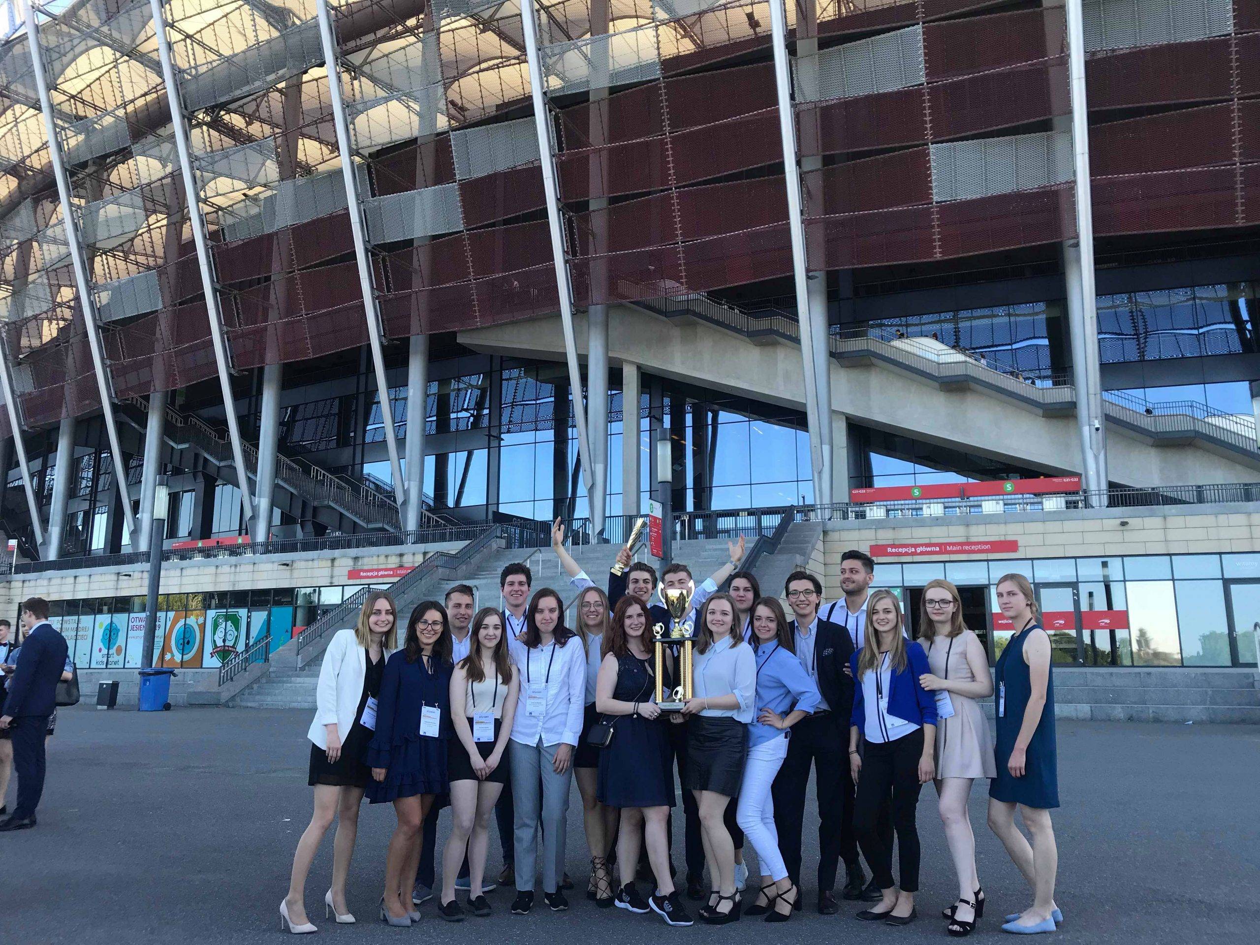 Studenci z Poznania wygrali konkurs Enactus Poland, na którym zaprezentowali swój start-up - filtr do wody oczyszczający ją z farmaceutyków