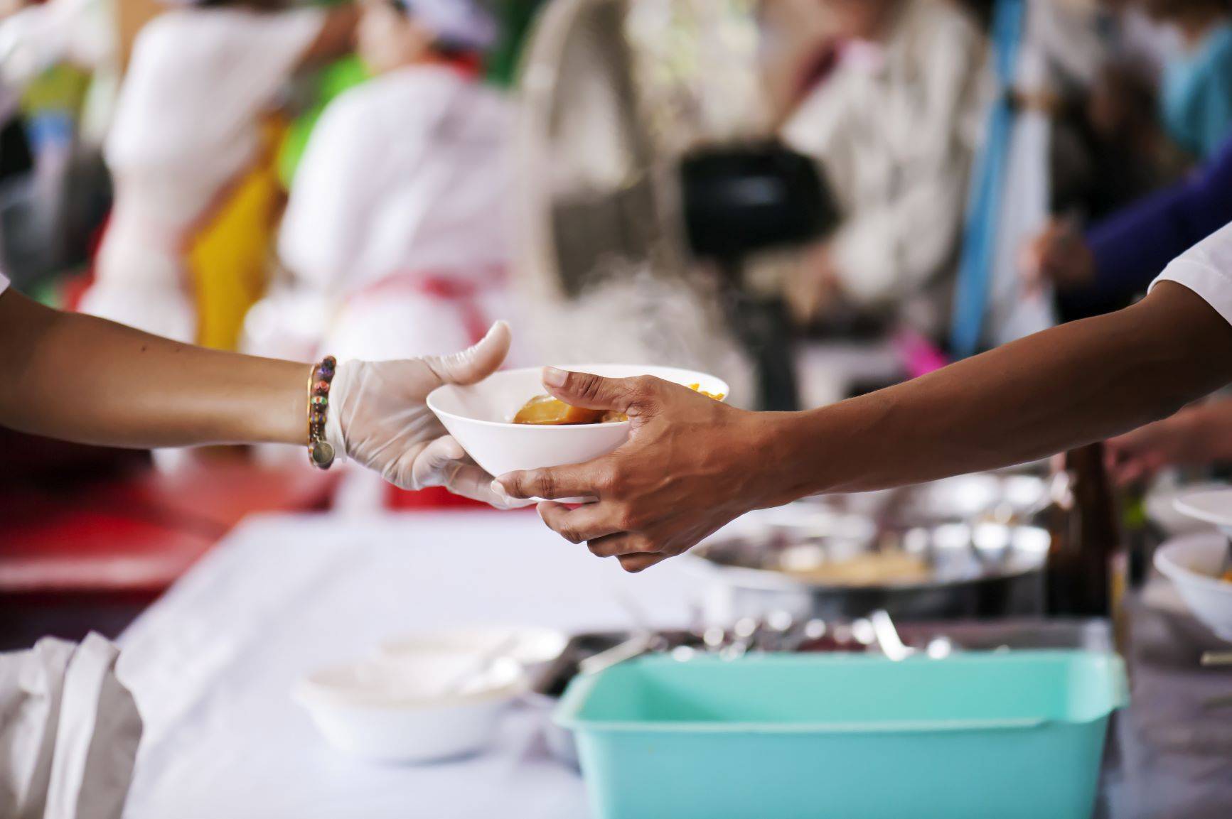 Foodsharing - co zrobić z jedzeniem, którego już nie zjemy? Czym jest Jadłodzielnia? Charytatywna akcja dzielenia się żywnością.