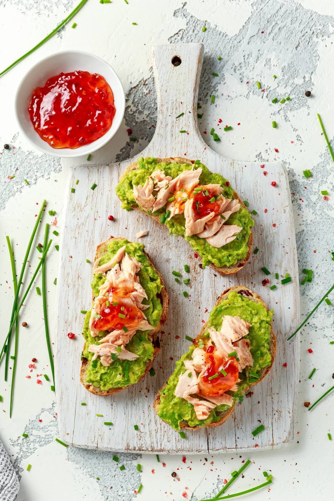 Śniadania dla zabieganych rodziców i ich dzieci - grzanki z guacamole i łososiem lub indykiem.