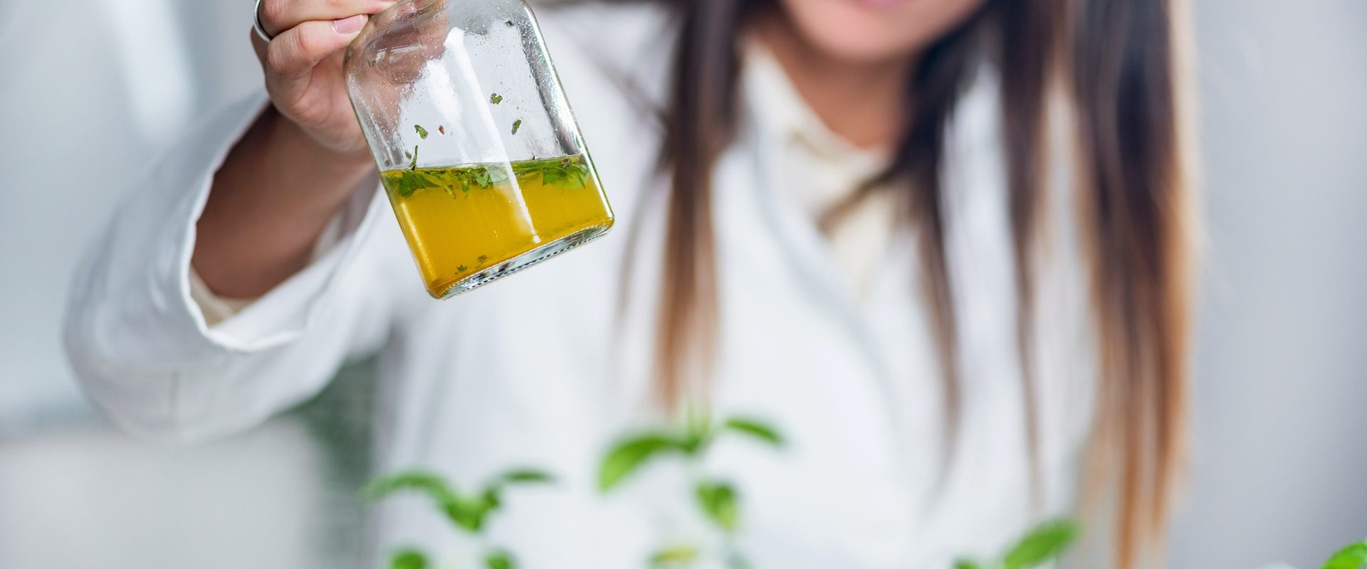 Cocculus indicus - lek homeopatyczny. Homeopatka przygotowuje lek z ziół.