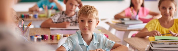 Szkoła integracyjna dla wszystkich dzieci - dzieci na lekcji w klasie w szkole integracyjnej.