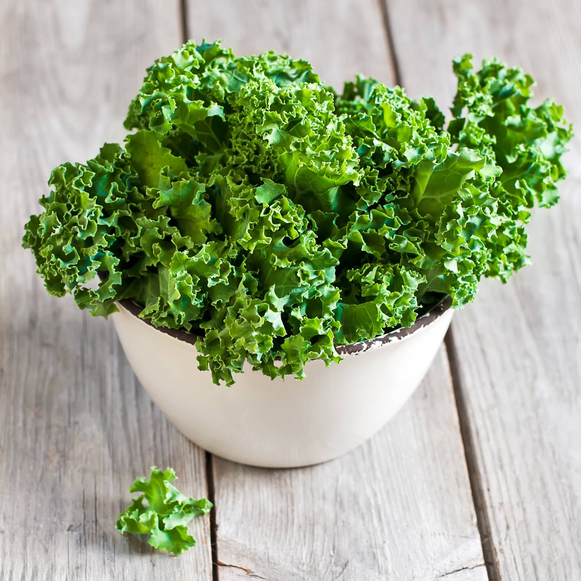 Jarmuż - polskie superfoods, które warto jeść codziennie. Sprawdź listę polskich superfoods.