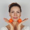 Olga Szemley pokazuje ćwiczenia. Joga twarzy