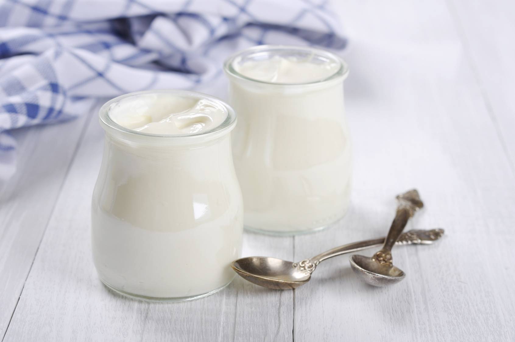 Jogurt naturalny mleczny.