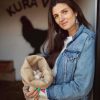 Kamila Szczawińska opowiada o życiu blisko natury na wsi pod Poznaniem, gdzie ma własny kurnik.