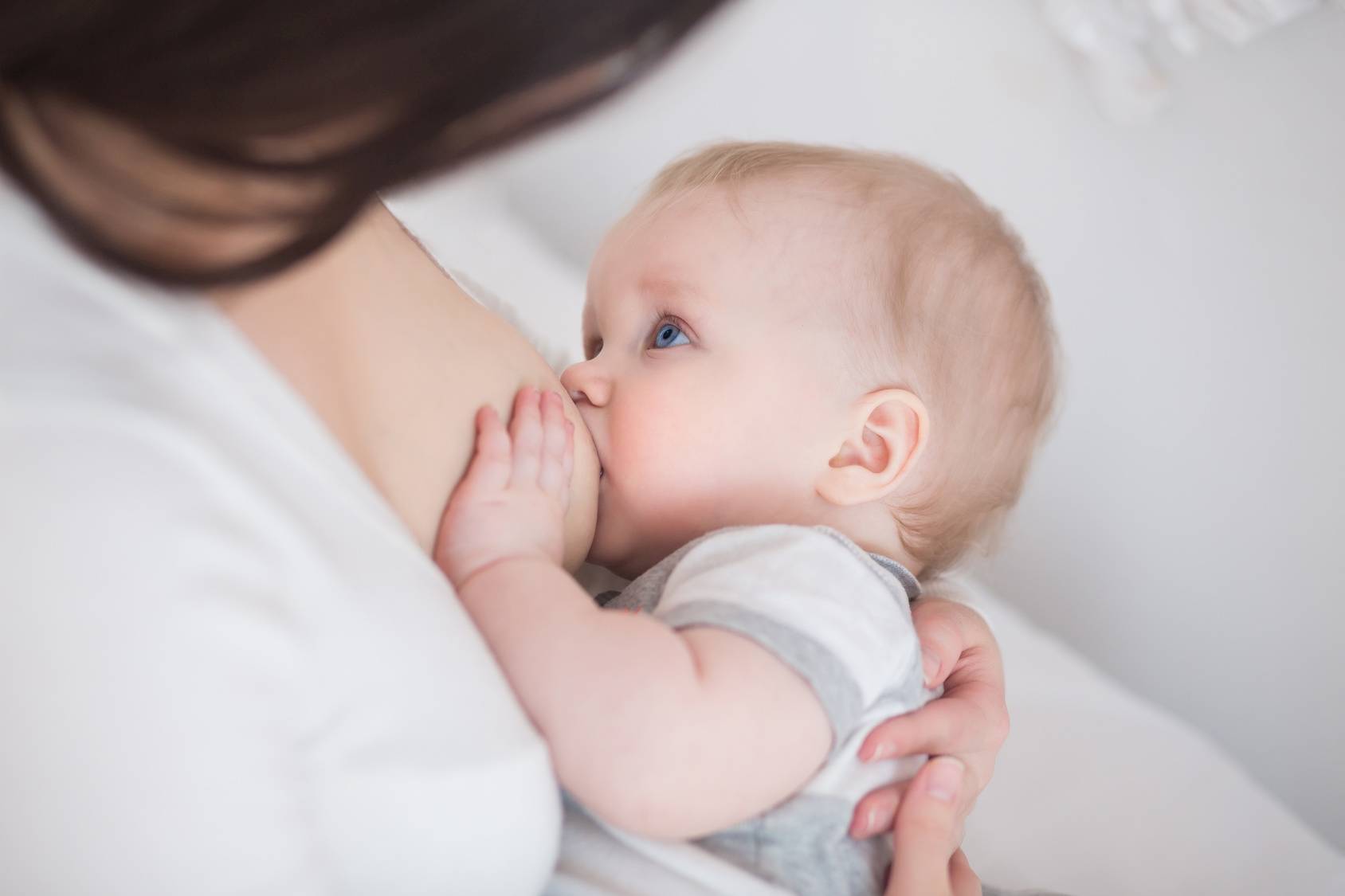 Karmienie piersią niemowlaka. Fakty o karmieniu piersią. Mama karmi nienowlę.