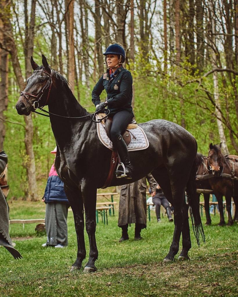 Karolina Ferenstein-Kraśko siedzi na koniu podczas zawodów jeździeckich.