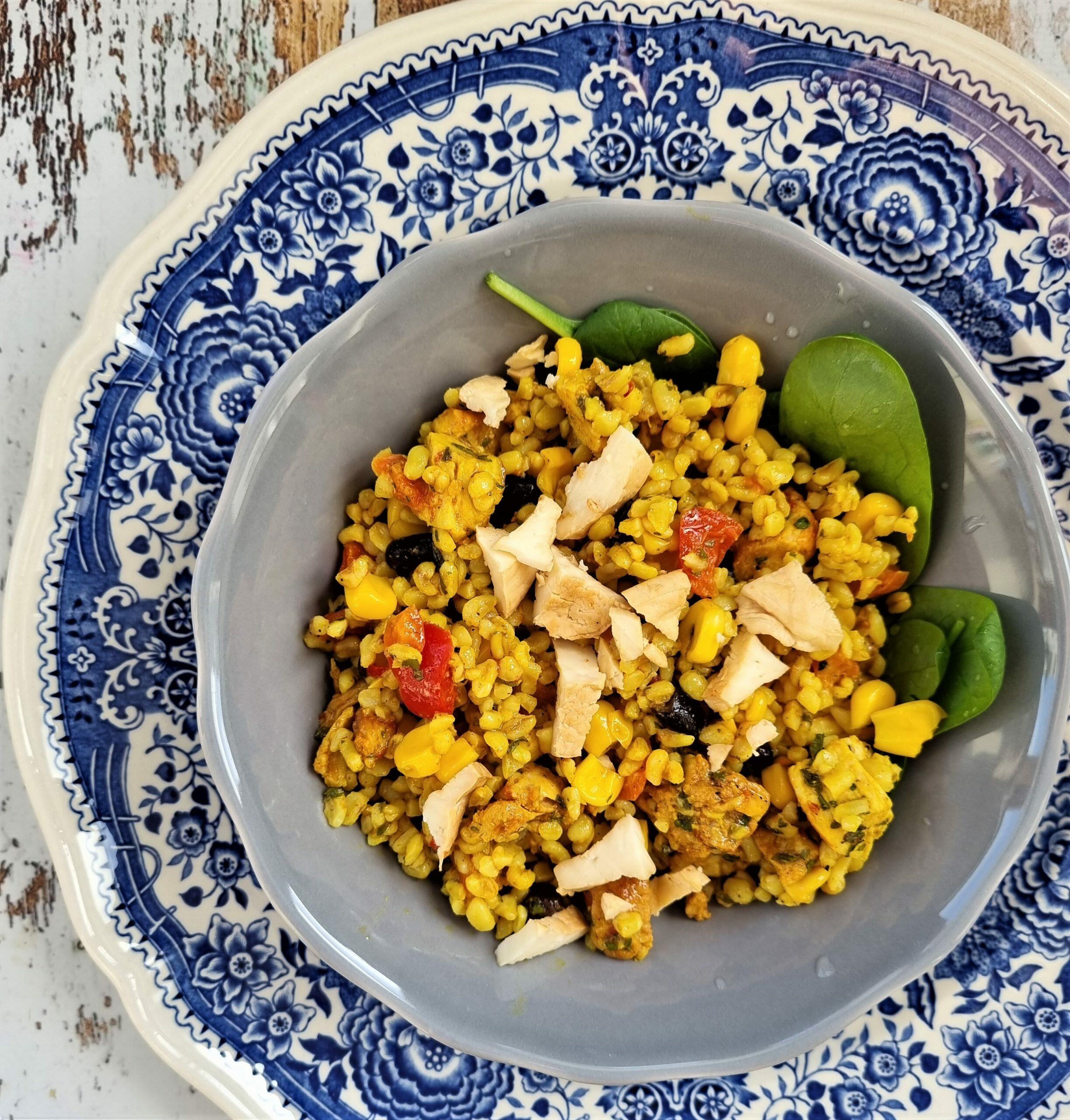 „Sałatka” curry z kaszy bulgur, warzyw i oscypka - przepis Agnieszki Żelazko
