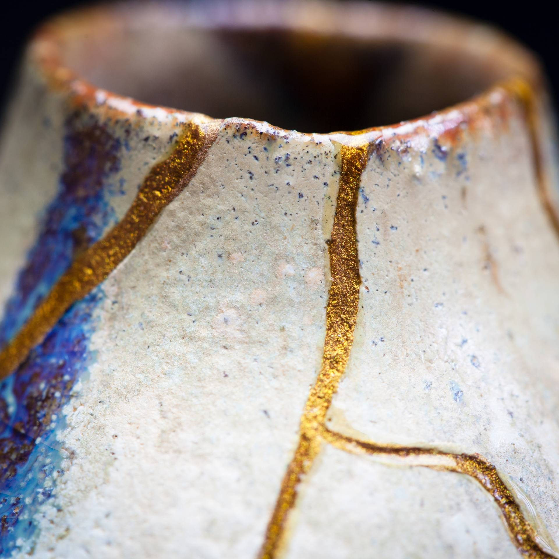 Kintsugi - japońska technika naprawiania porcelany eksponująca łączenia.