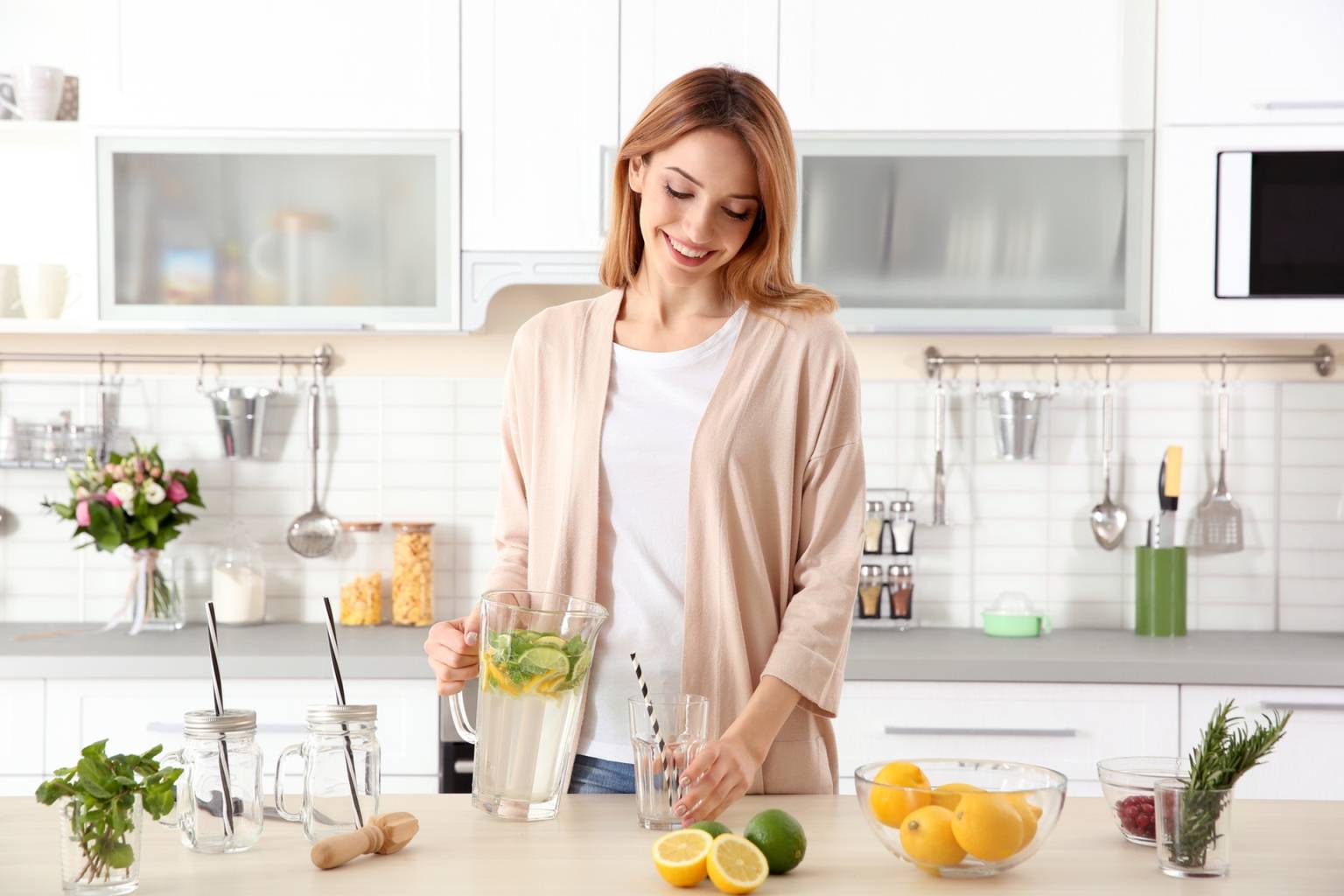 Naturalne sposoby na pleśniawki u dorosłych - przyczyny i leczenie. Kobieta przygotowuje naturalne preparaty na pleśniawki.