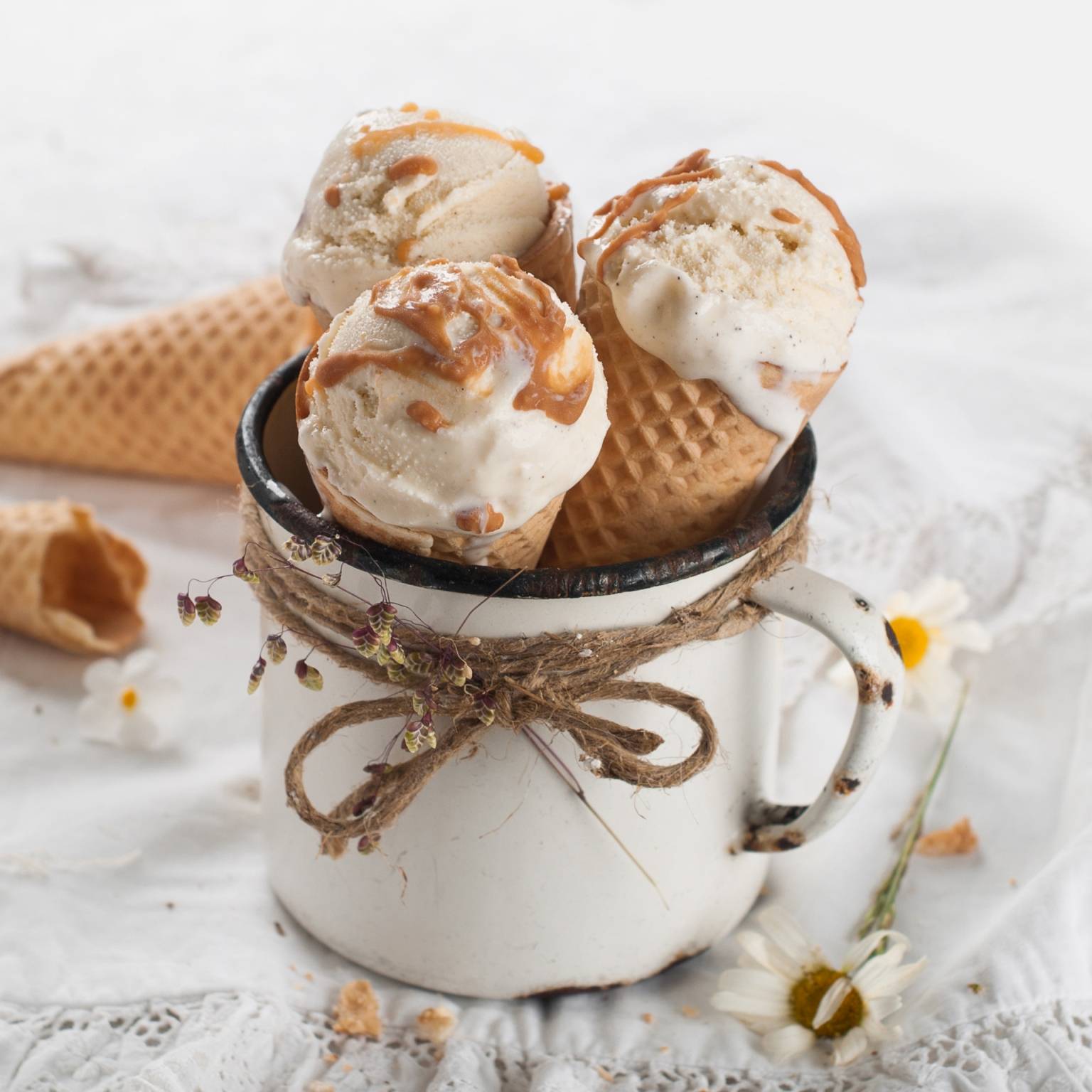 Wegańskie lody naturalne waniliowe - 3 lody waniliowe z polewą toffi w wafelkach w emaliowanym garnuszku.