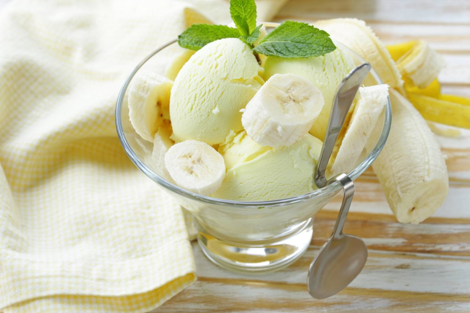 Lody naturalne bananowe w miseczce. Przepisy na lody domowe.