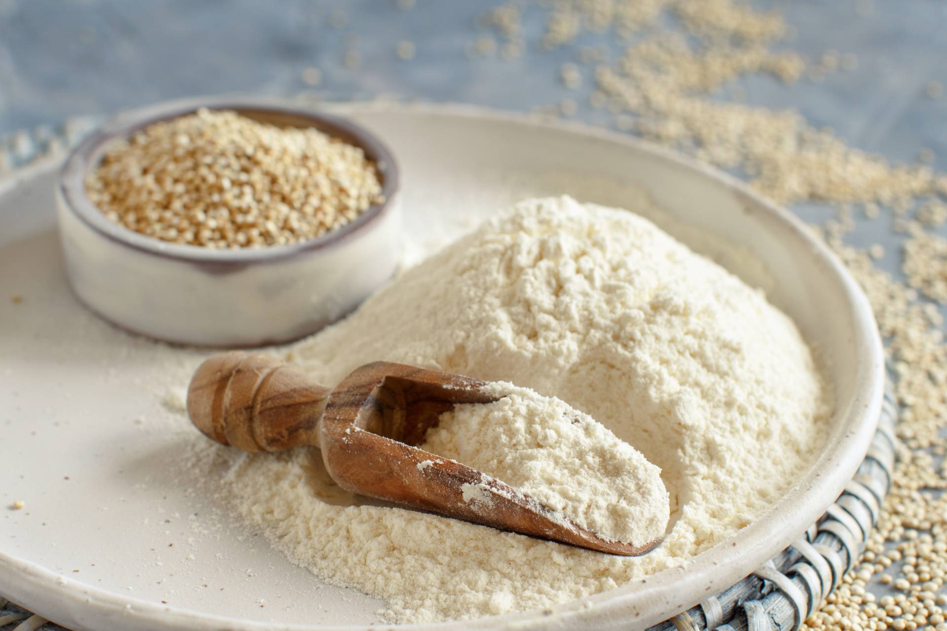 Mąka z komosy ryżowej na półmisku. Mąki bez glutenu, mąki bezglutenowe.