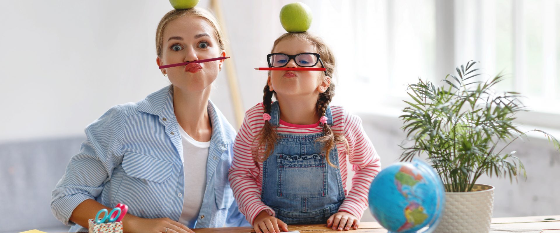 Dziecko wystarczająco zdolne - wywiad z psychologiem Marią Chyłą. Mama z córką wygłupiają się w trakcie podrabiania lekcji w domu.