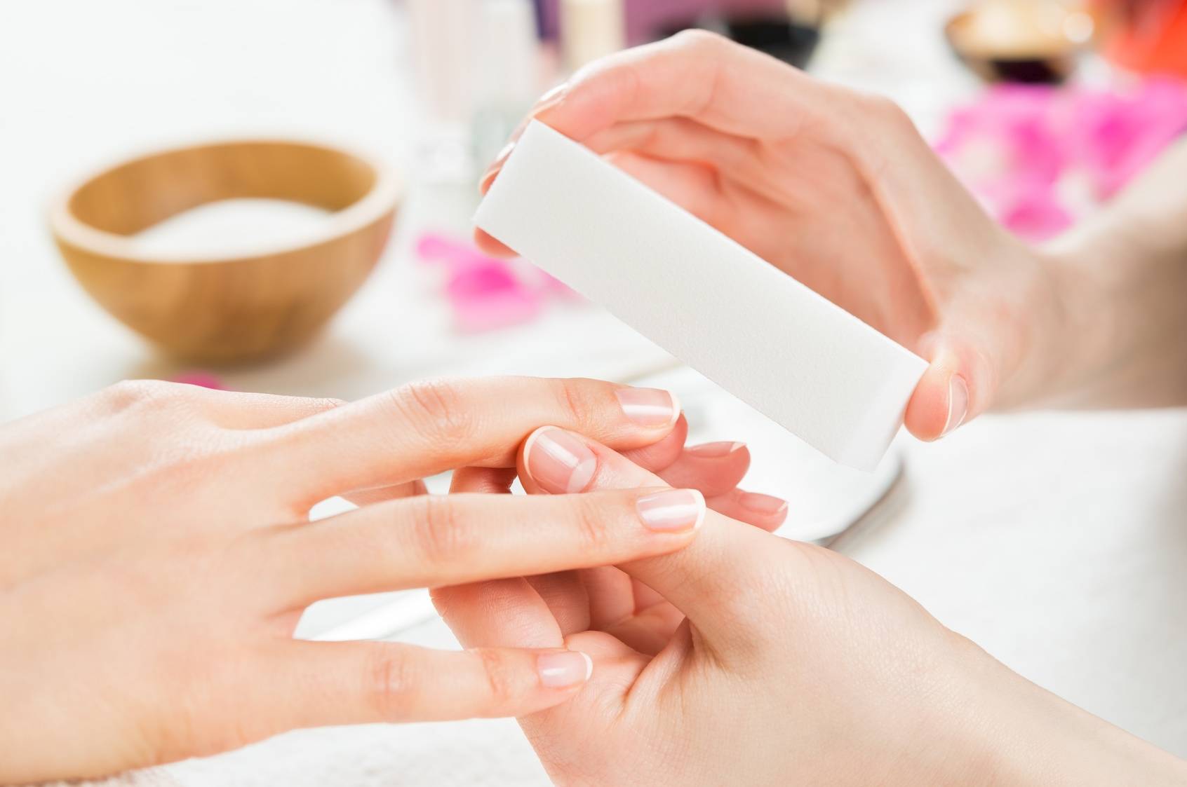 O czym świadczy wygląd paznokci? Zbliżenie na kobiece dłonie podczas zabiegu manicure.