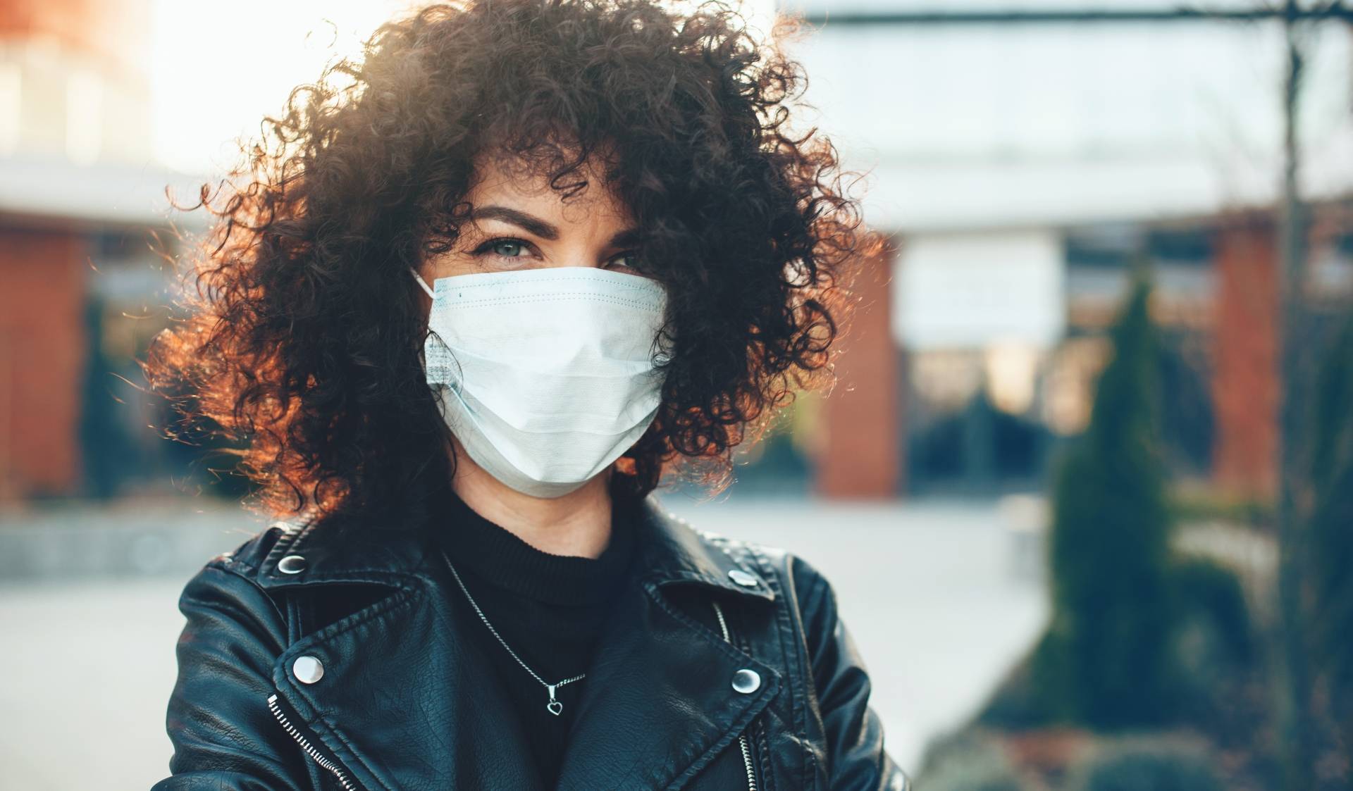 Maseczki przeciwwirusowe - jak je prawidłowo nosić, zakładać i zdejmować?