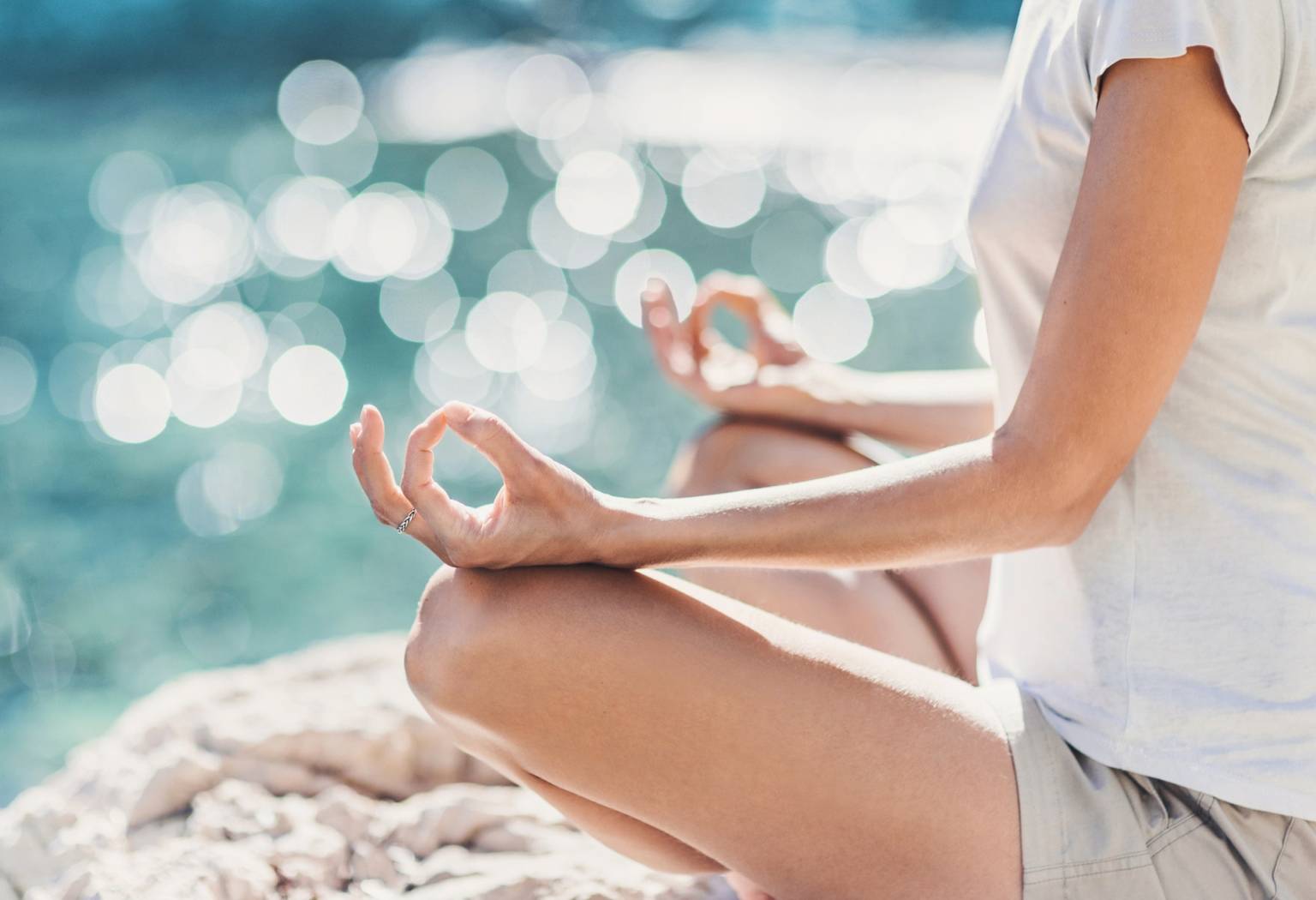Medytacja nad oceanem. Mindfulness - praktyka uważności.