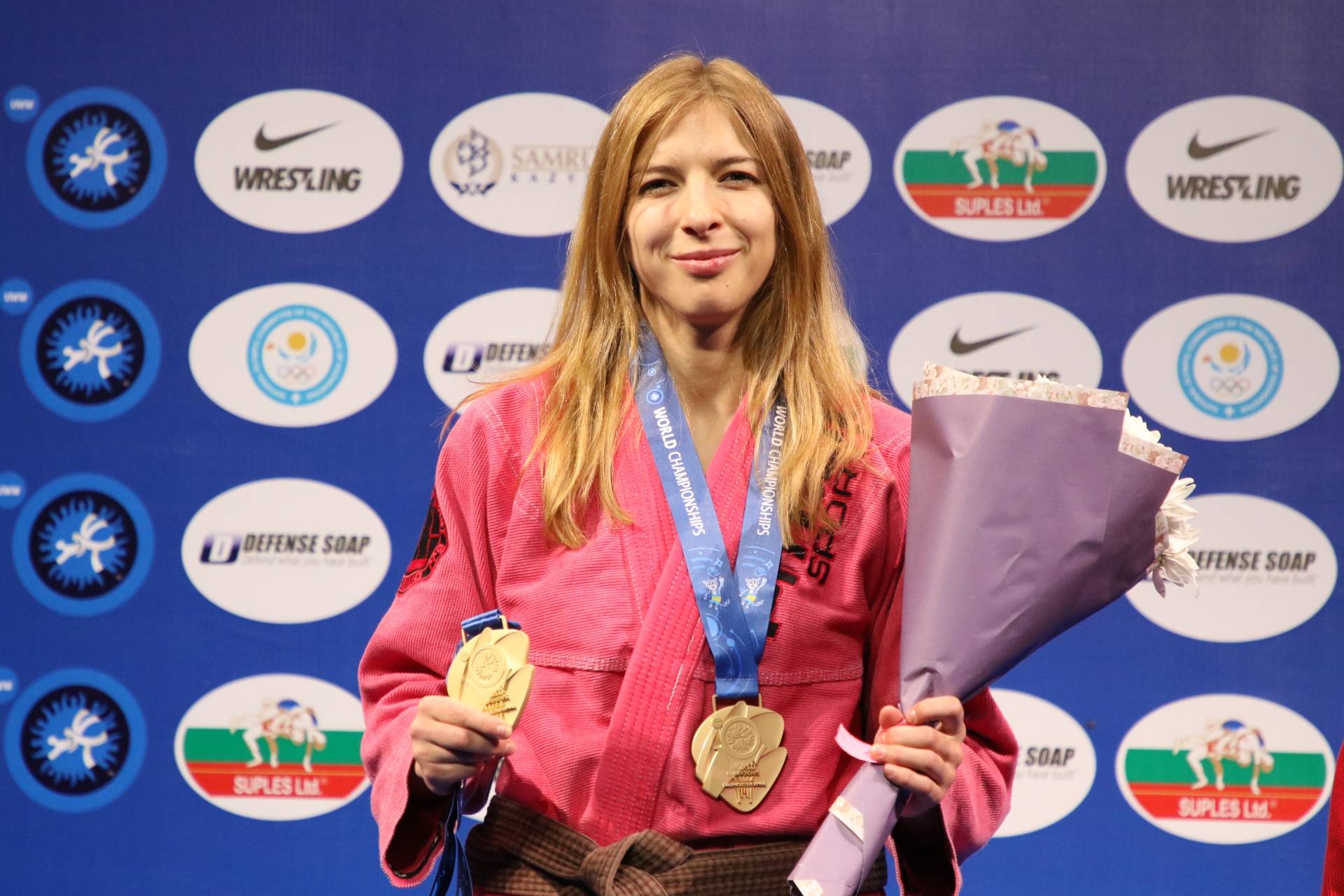 Zofia Szawernowska - mistrzyni świata w grappingu odbiera medal na zawodach.