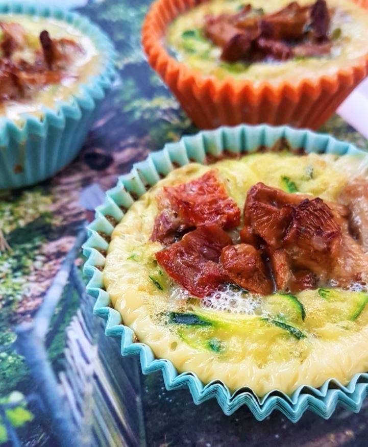 Jajeczne muffinki z cukinią i kurkami.