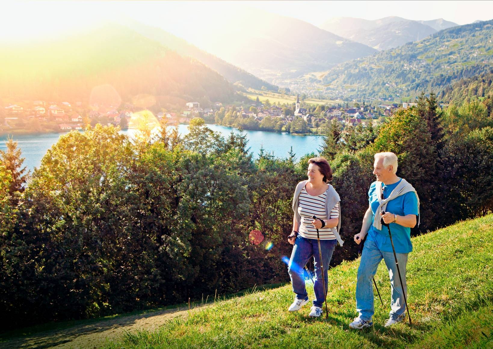 Gdzie narodził się nordic walking? Jak prawidłowo uprawiać nordic walking? Seniorzy uprawiają nordic walking w górach.