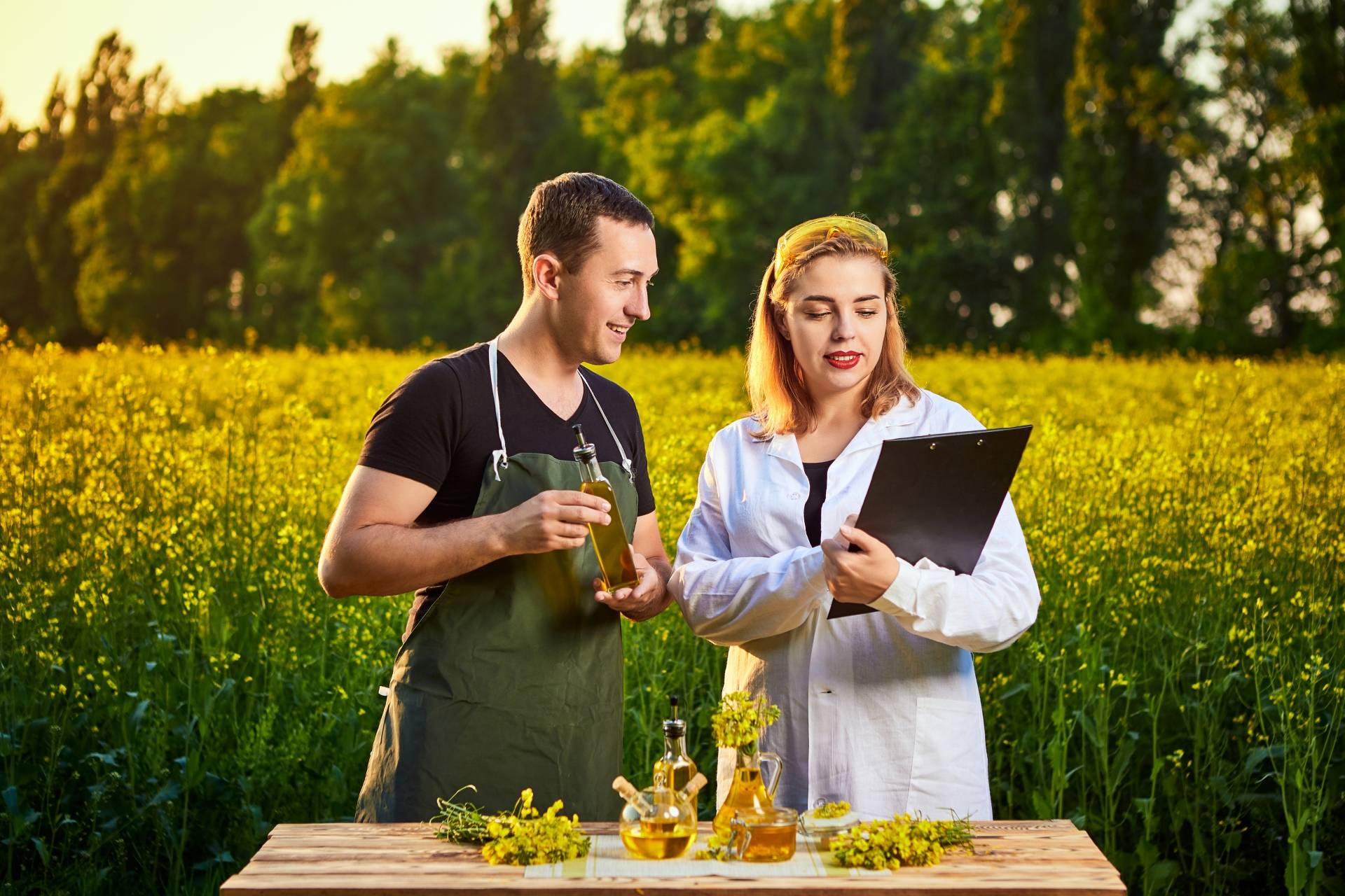 Olej rzepakowy - zdrowy czy szkodliwy? Rolnik konsultuje z ekspertem od agronomii jakość rzepaku.