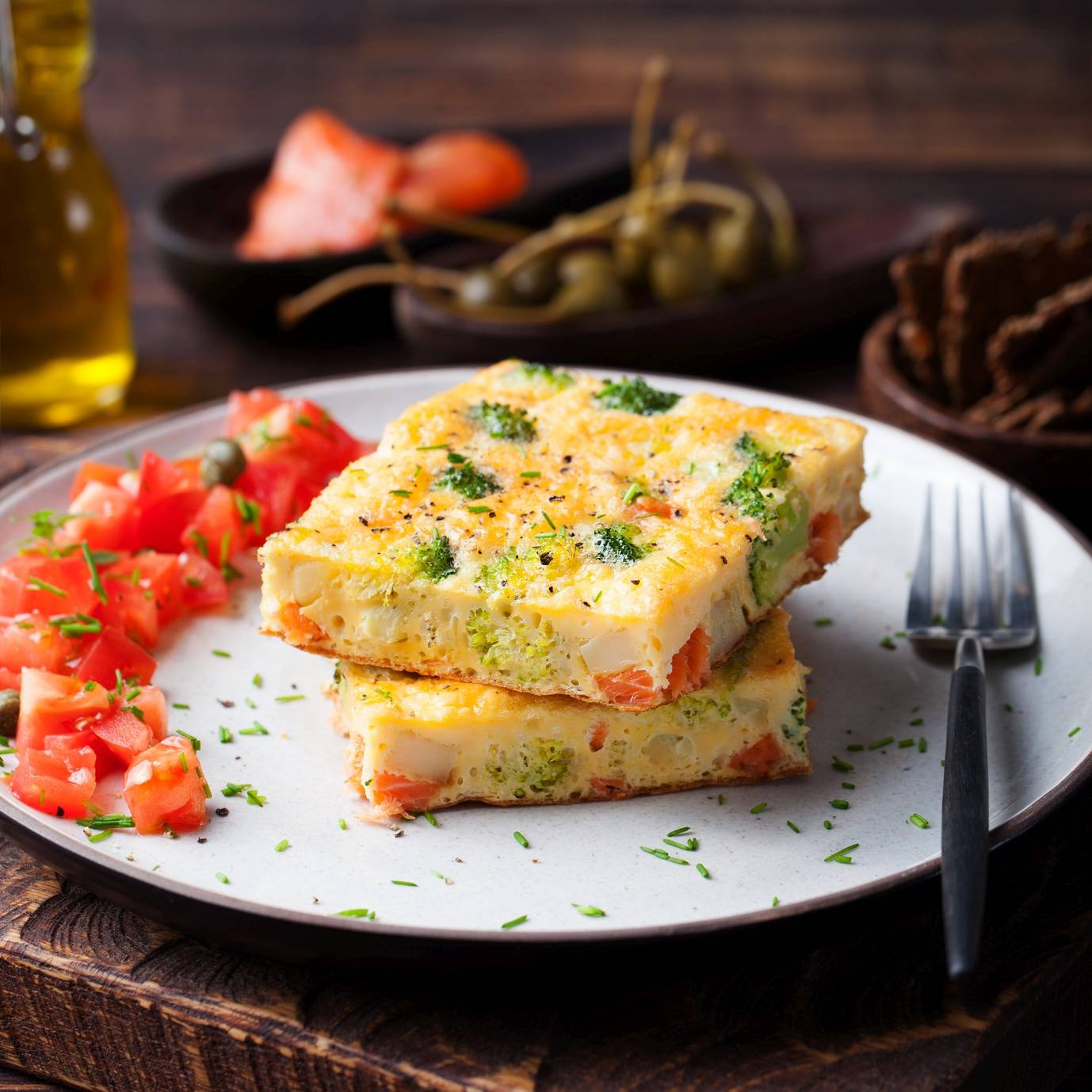 Śniadania dla zabieganych rodziców i ich dzieci. Omlet z warzywami i łososiem.
