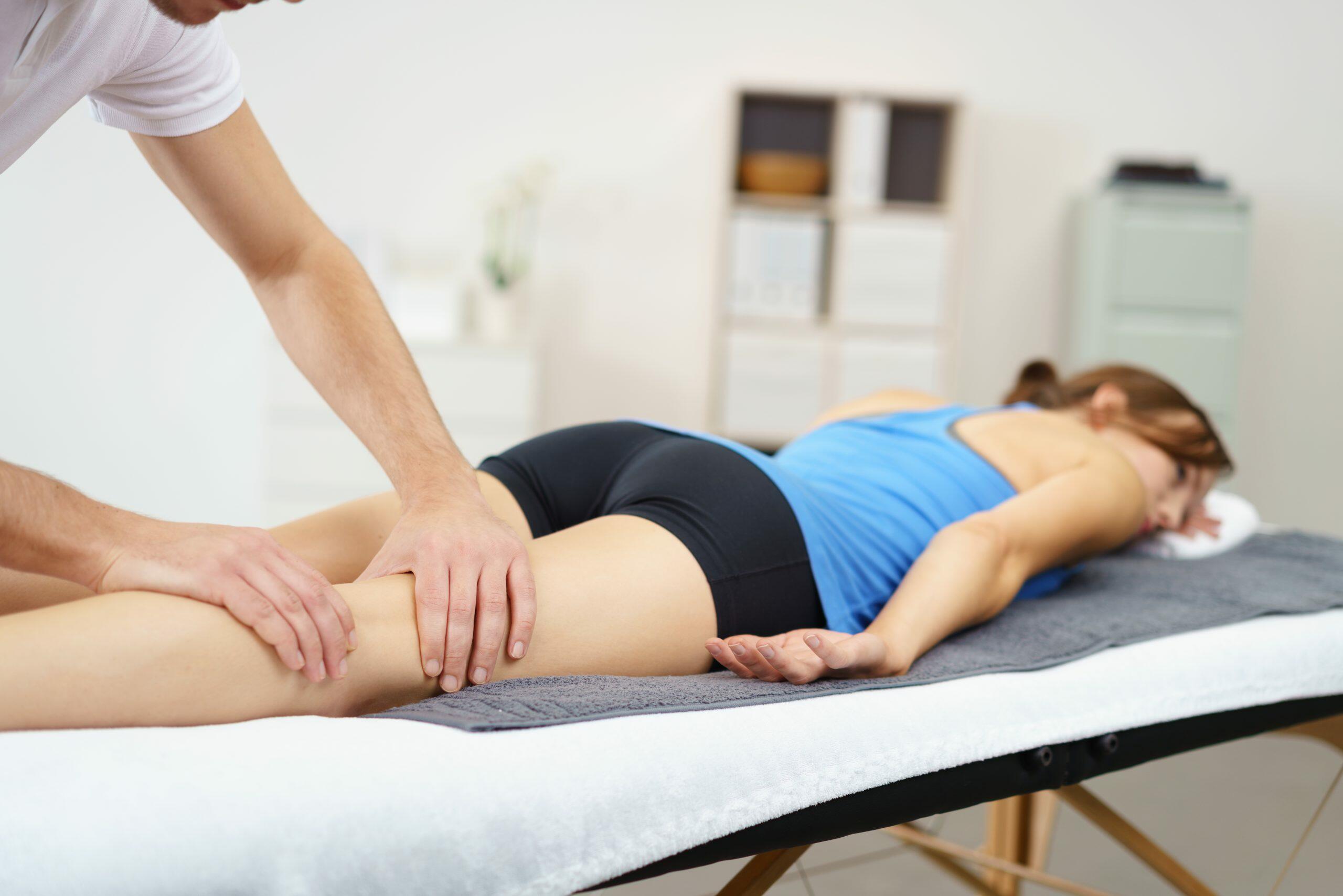 Co to jest osteopatia i czym zajmuje się osteopata? Pacjentka w gabinecie fizjoterapeutycznym podczas terapii u osteopaty.