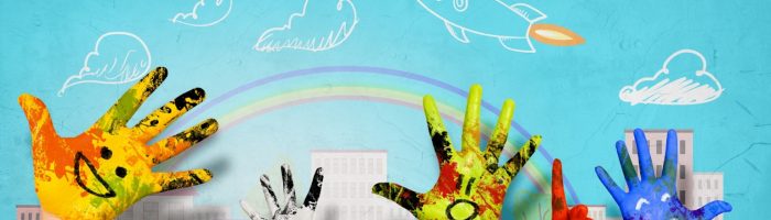 Pasożyty u dzieci - jakie są objawy i jak je leczyć? Pomalowane kolorowymi farbami dziecięce dłonie na tle rysunku przedstawiającego niebieskie niebo, chmury i tęczę.
