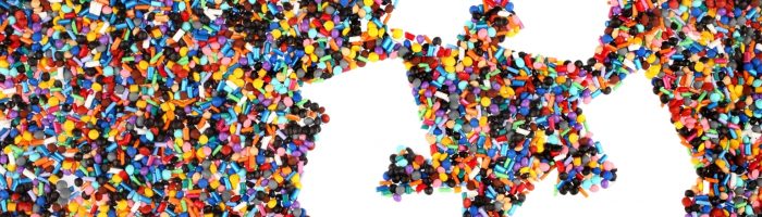 Jak czytać oznaczenia plastiku na opakowaniach żywności? Który rodzaj plastiku jest bezpieczny, a na który trzeba uważać?