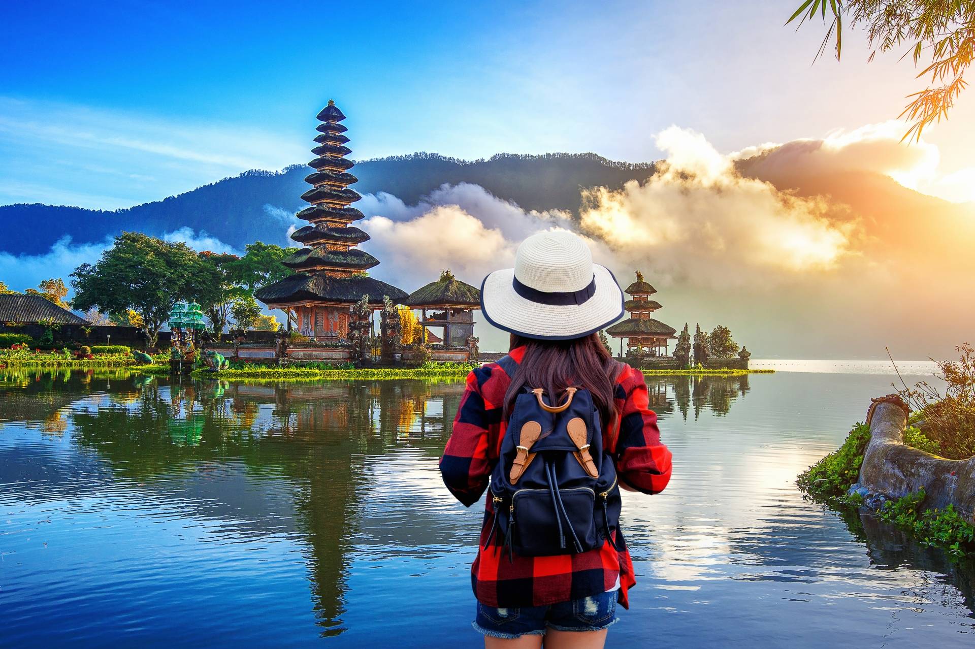 Podróżniczka backpakerka na Bali. Leki homeopatyczne dla podróżnika.
