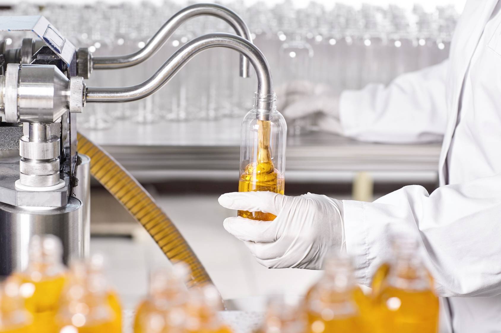 Dlaczego kosmetyki uczulają i czy są dla nas szkodliwe? Co warto wiedzieć o substancjach zawartych w kosmetykach? Produkcja kosmetyków w laboratorium.