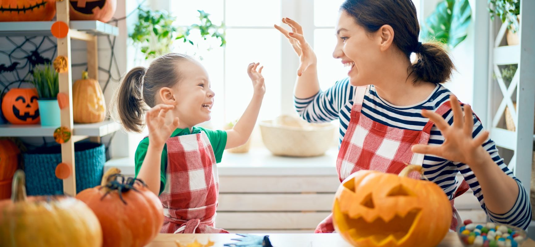 Mama z córką przygotowują dynię na Halloween. Przepisy na przetwory z dyni.