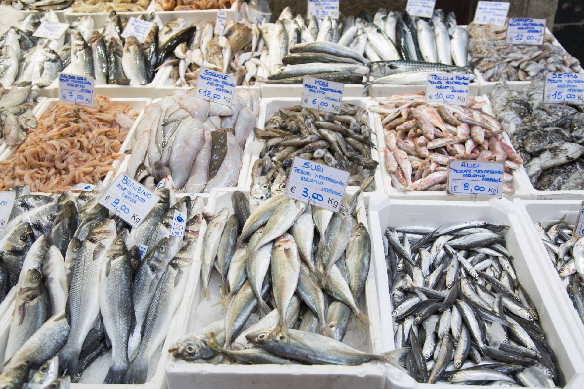 Gdzie znaleźć dobrą rybę? Na targu rybnym czy w supermarkecie? Czym się kierować przy wyborze?