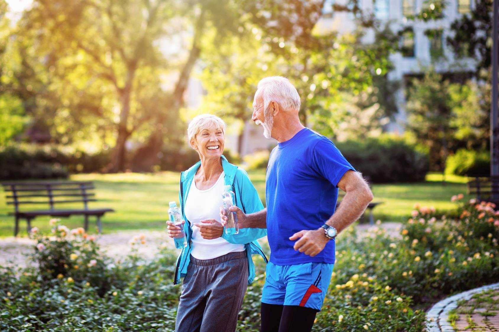 Para seniorów uprawia slow jogging.