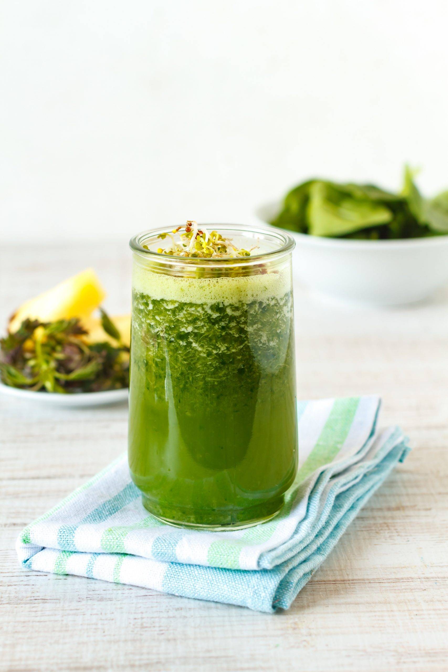 Przepis na smoothie z pokrzywy i awokado.