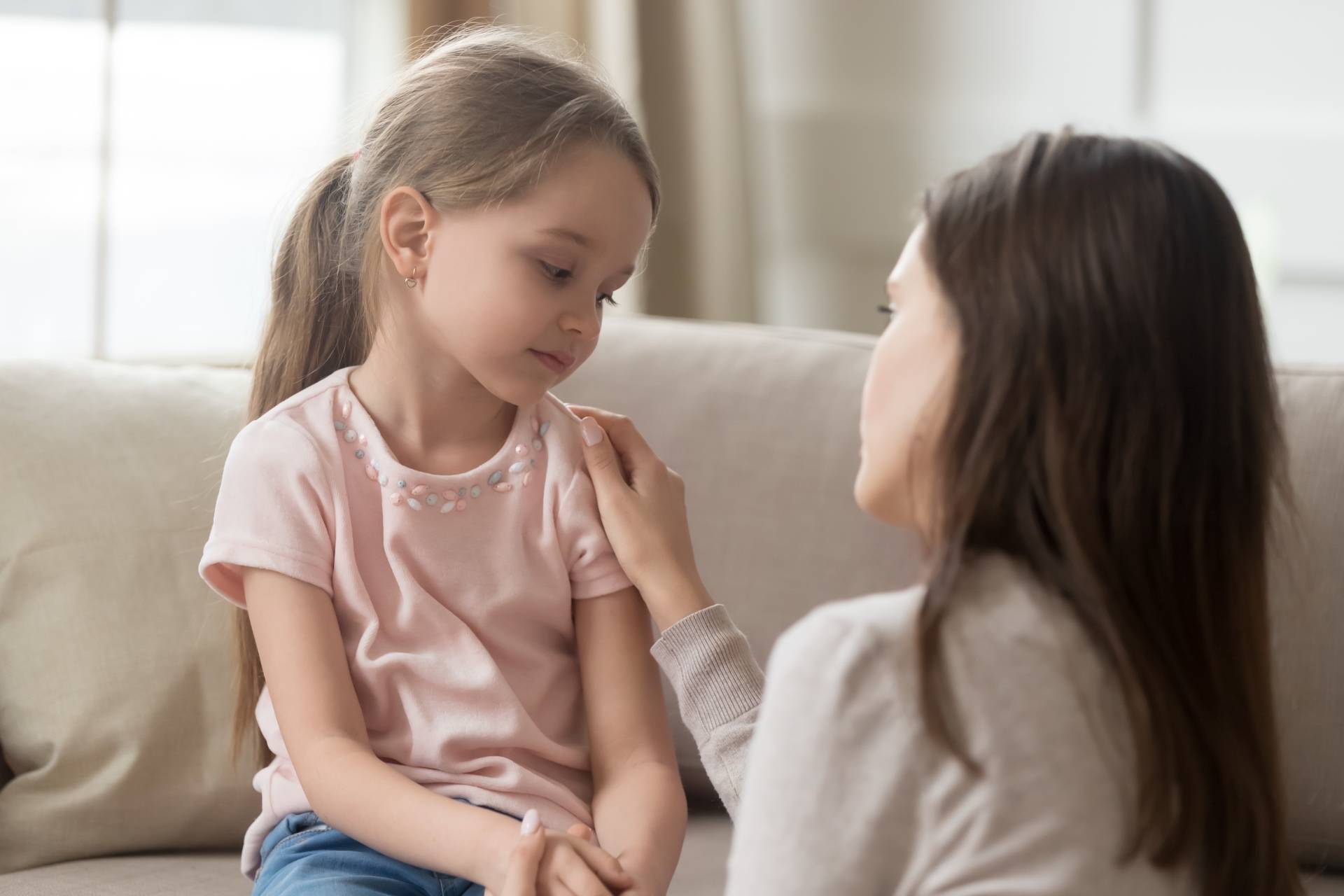 Mama pociesza smutną córeczkę. Wysoko wrażliwe dziecko.