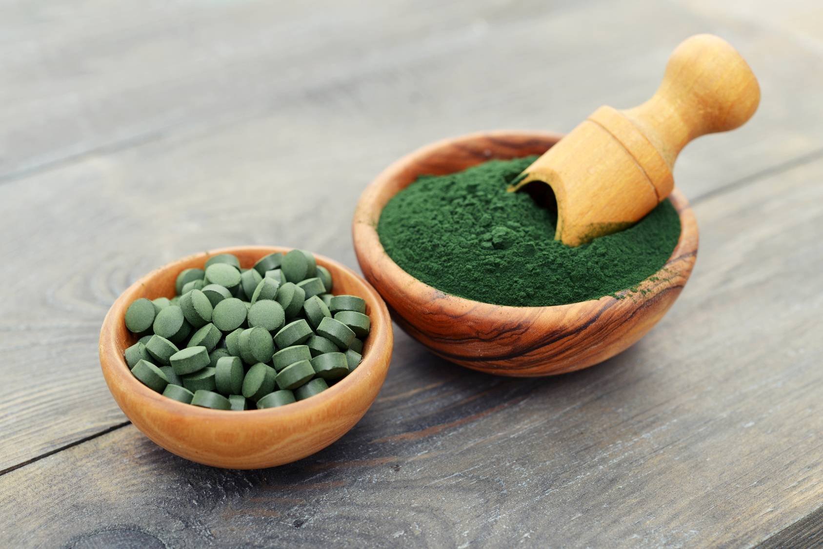 Spirulina i chlorella w proszku i pastylkach.
