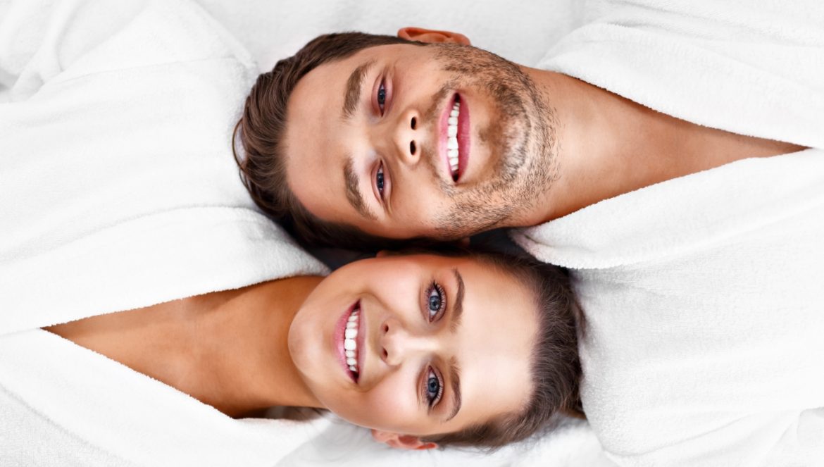 Stres kobiecy i stres męski - jak stresują się kobiety, a jak mężczyźni? Szczęśliwa para relaksuje się w SPA.